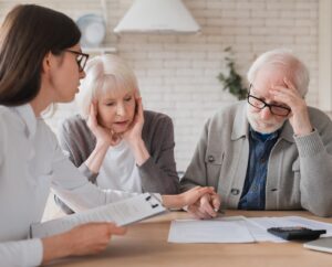 Ancianos preocupados por costos de impuestos